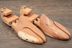 Accessori e cura delle scarpe,forma legno con molla per calzature da uomo.Ecommerce manutenzione uomo. www.lucacalzature.it