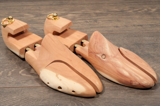 Accessori e cura delle scarpe,forma legno con molla per calzature da uomo.Ecommerce manutenzione uomo. www.lucacalzature.it