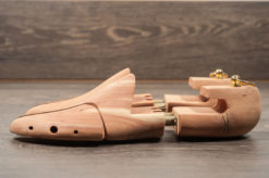Accessori e cura delle scarpe,forma legno con molla per calzature da uomo.Forma legno cedro .Kit e manutenzione calzature Shoponline Luca